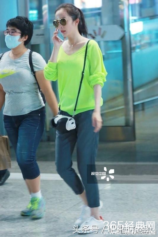 同是一线小花旦，杨幂万豪包天天换，赵丽颖却只在打折村买买买