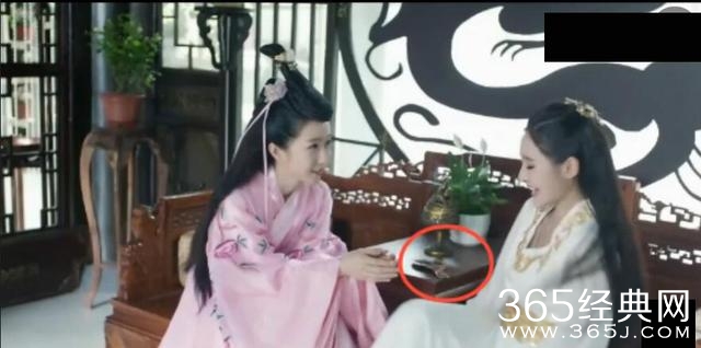 网络电视剧《疯狂天后》又是一部神剧，穿帮道具都是这么的调皮