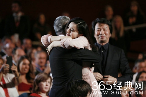 范冰冰获银贝壳奖 拥抱冯小刚感谢“我的李先生”
