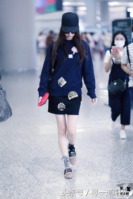 “机场女神”：郑爽随意，杨幂街拍范，最后一个被骂的好惨
