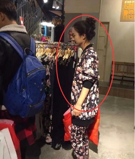 赵丽颖现身街头，自卑的她做了这么一件事？