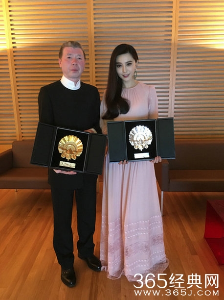 范冰冰获银贝壳奖 拥抱冯小刚感谢“我的李先生”