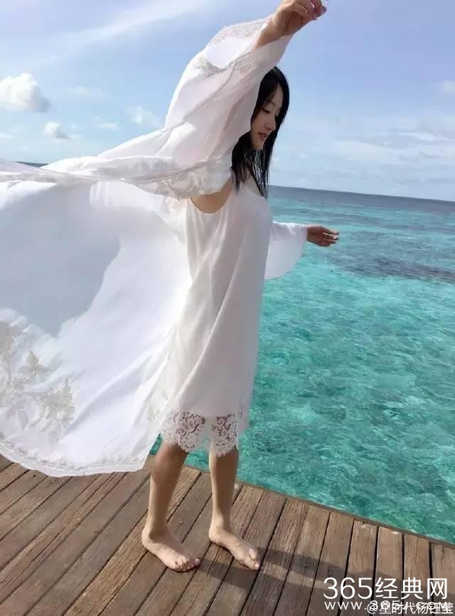 45岁至今未嫁的大龄剩女杨钰莹近照曝光，穿衣大胆，性感火辣！