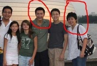 凭借元芳出名  在妻子患癌症时离婚  和富婆在一起逍遥