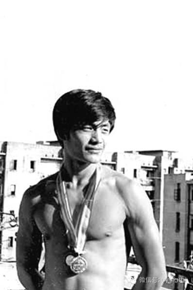 考北影落榜被特招录取，因耍大牌被赶出剧组，错失机会二十年不红