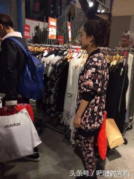 同是一线小花旦，杨幂万豪包天天换，赵丽颖却只在打折村买买买