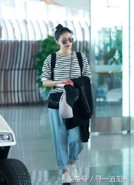 “机场女神”：郑爽随意，杨幂街拍范，最后一个被骂的好惨