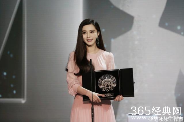 为了摆脱“毯星”称号,范冰冰特意穿旧衣领影后奖?