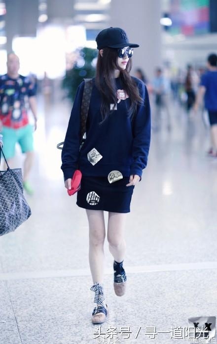 “机场女神”：郑爽随意，杨幂街拍范，最后一个被骂的好惨