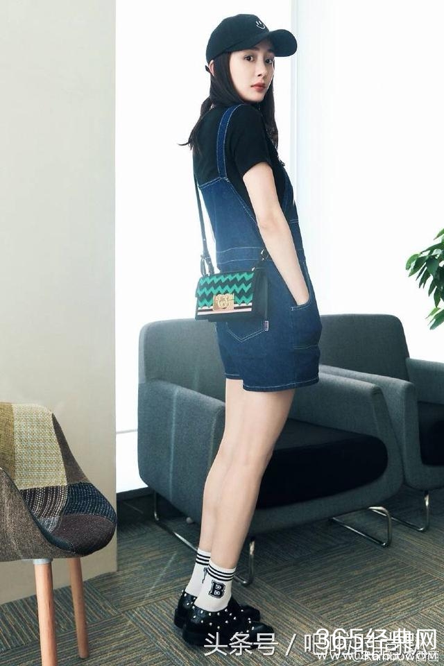 同是一线小花旦，杨幂万豪包天天换，赵丽颖却只在打折村买买买