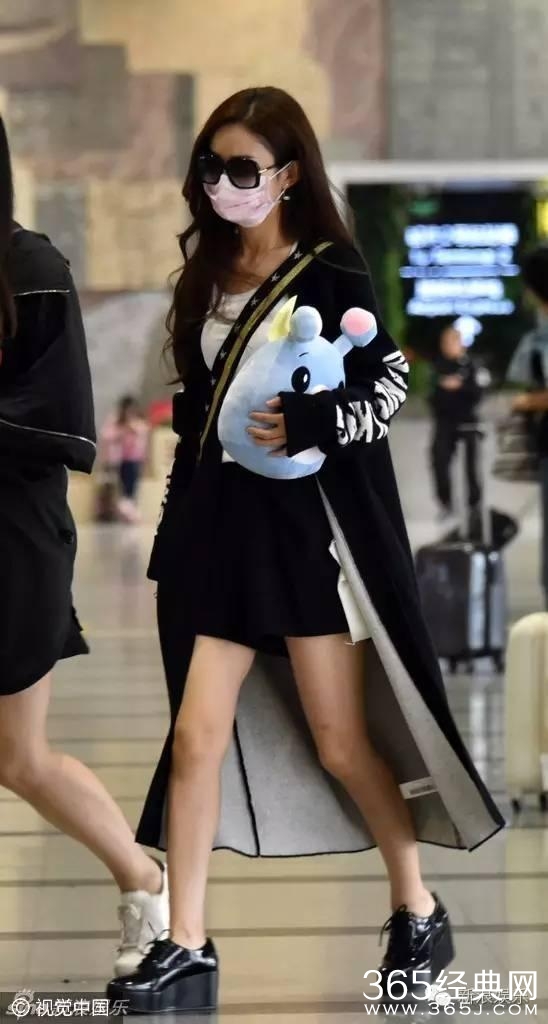 一起来数数，赵丽颖在机场抱过多少个玩偶！