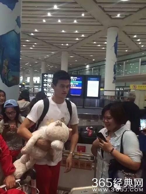 一起来数数，赵丽颖在机场抱过多少个玩偶！