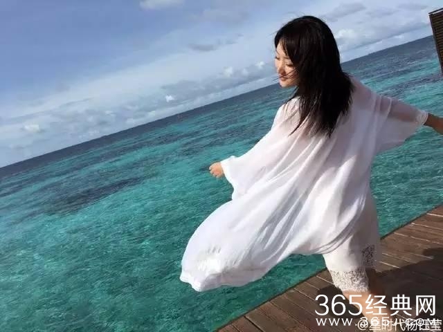 45岁至今未嫁的大龄剩女杨钰莹近照曝光，穿衣大胆，性感火辣！