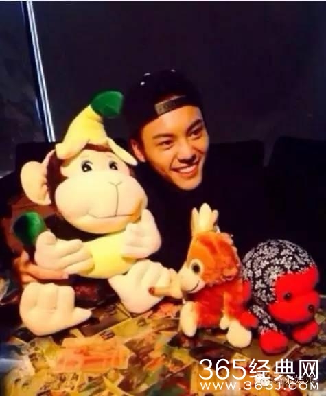 一起来数数，赵丽颖在机场抱过多少个玩偶！