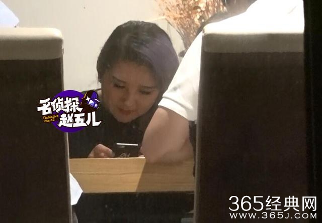 何洁浓妆艳抹半夜会友 非主流辣妈把娃丢在家