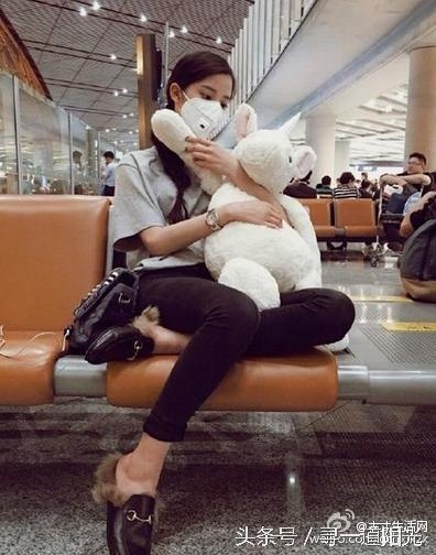 “机场女神”：郑爽随意，杨幂街拍范，最后一个被骂的好惨