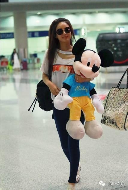 一起来数数，赵丽颖在机场抱过多少个玩偶！