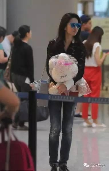 一起来数数，赵丽颖在机场抱过多少个玩偶！