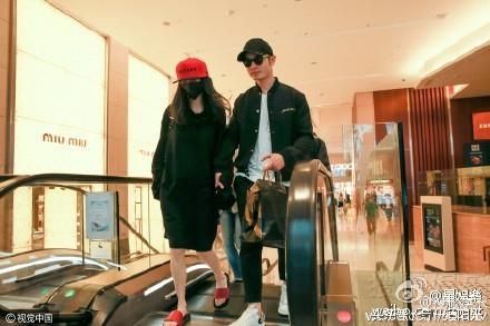 “机场女神”：郑爽随意，杨幂街拍范，最后一个被骂的好惨