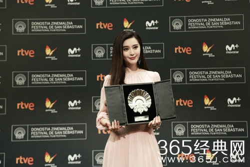 范冰冰获银贝壳奖 拥抱冯小刚感谢“我的李先生”