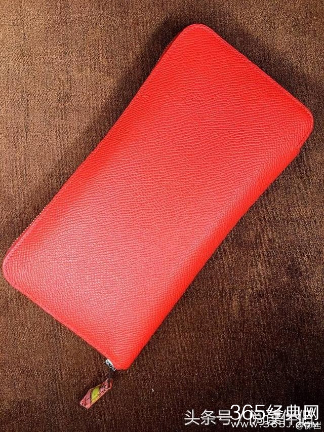 柳岩的包被倒个底朝天 里面竟有这个