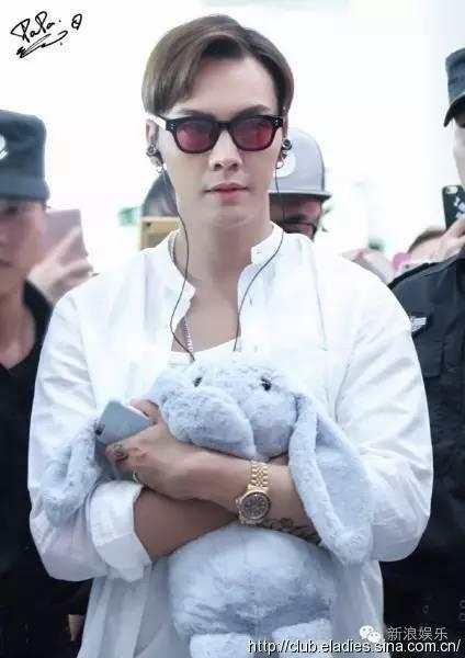 一起来数数，赵丽颖在机场抱过多少个玩偶！