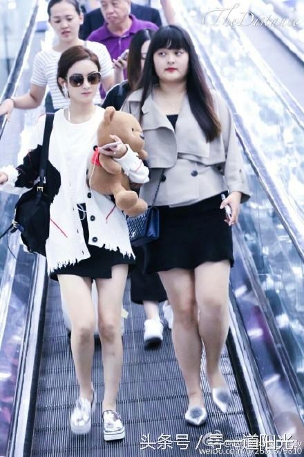 “机场女神”：郑爽随意，杨幂街拍范，最后一个被骂的好惨