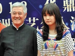 赵本山女儿晒健身照秀性感，却被网友吐槽事业线