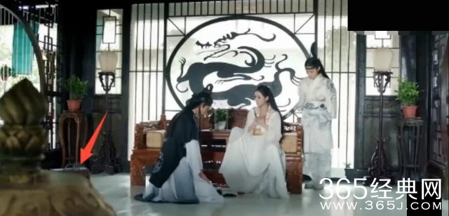 网络电视剧《疯狂天后》又是一部神剧，穿帮道具都是这么的调皮