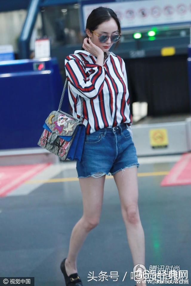 同是一线小花旦，杨幂万豪包天天换，赵丽颖却只在打折村买买买