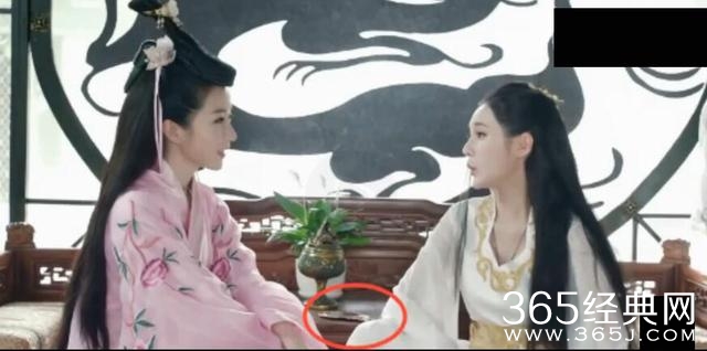 网络电视剧《疯狂天后》又是一部神剧，穿帮道具都是这么的调皮