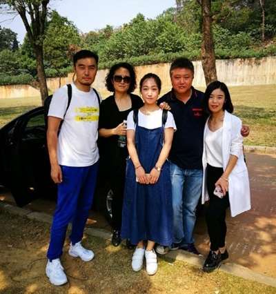 姚贝娜35岁冥诞 经纪人姚妈妈与粉丝墓前献花