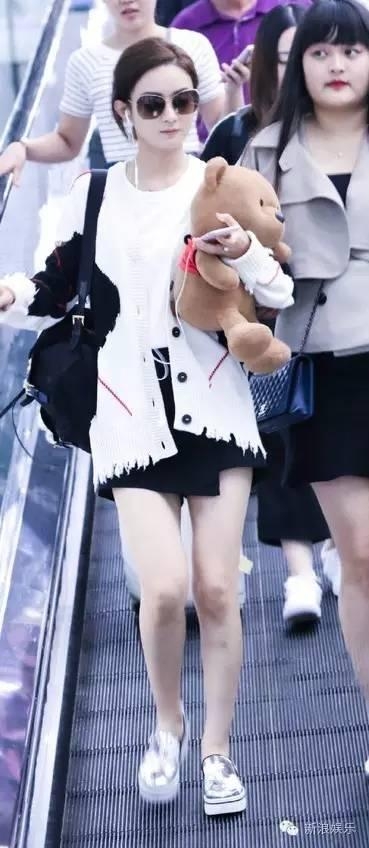 一起来数数，赵丽颖在机场抱过多少个玩偶！