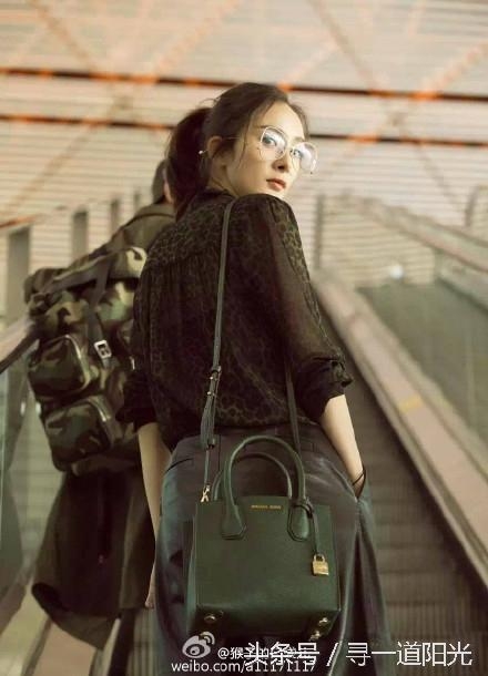 “机场女神”：郑爽随意，杨幂街拍范，最后一个被骂的好惨
