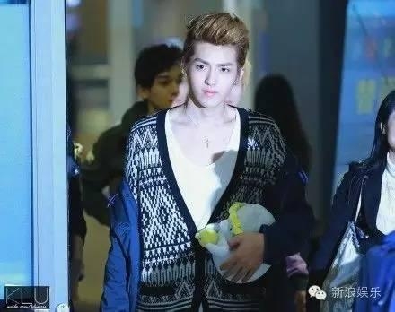 一起来数数，赵丽颖在机场抱过多少个玩偶！