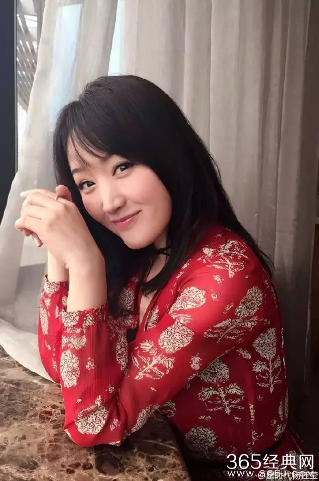 45岁至今未嫁的大龄剩女杨钰莹近照曝光，穿衣大胆，性感火辣！
