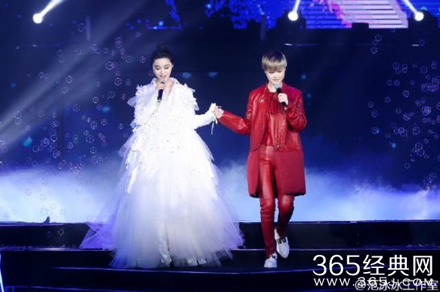 为了摆脱“毯星”称号,范冰冰特意穿旧衣领影后奖?