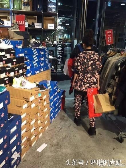 同是一线小花旦，杨幂万豪包天天换，赵丽颖却只在打折村买买买