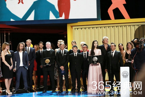 范冰冰获银贝壳奖 拥抱冯小刚感谢“我的李先生”