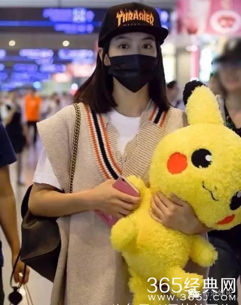 一起来数数，赵丽颖在机场抱过多少个玩偶！