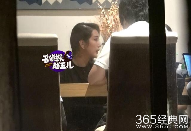 何洁浓妆艳抹半夜会友 非主流辣妈把娃丢在家