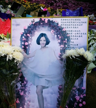 姚贝娜35岁冥诞 经纪人姚妈妈与粉丝墓前献花