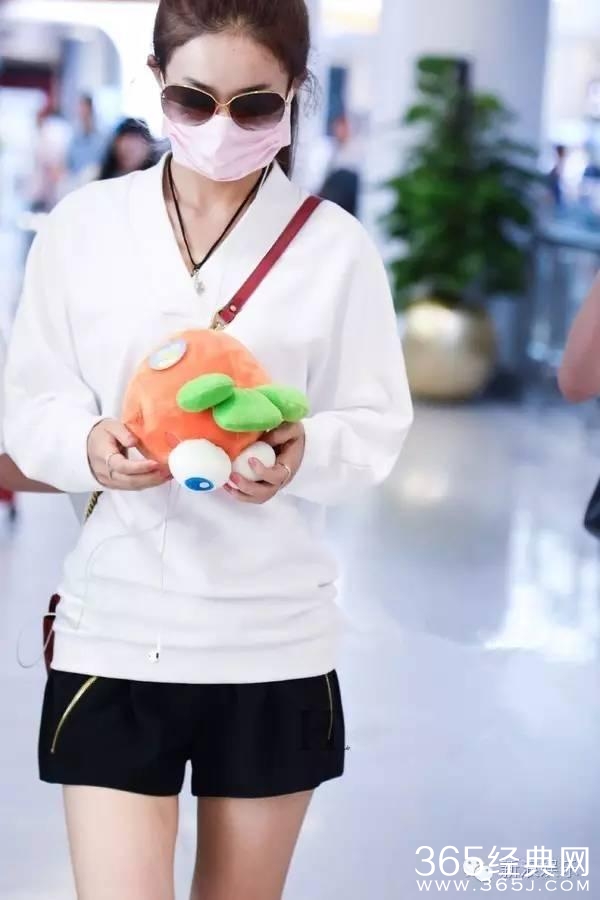 一起来数数，赵丽颖在机场抱过多少个玩偶！
