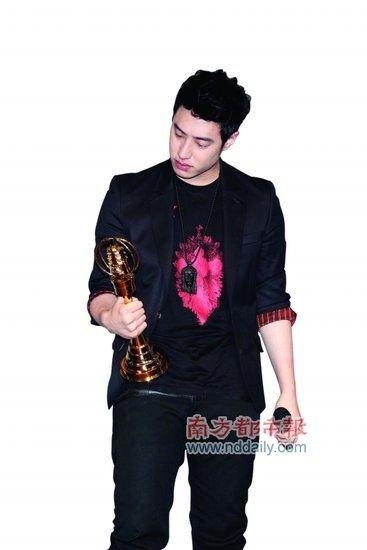 今天的李易峰和当年的潘玮柏神相似，但愿李易峰不是第二个潘玮柏