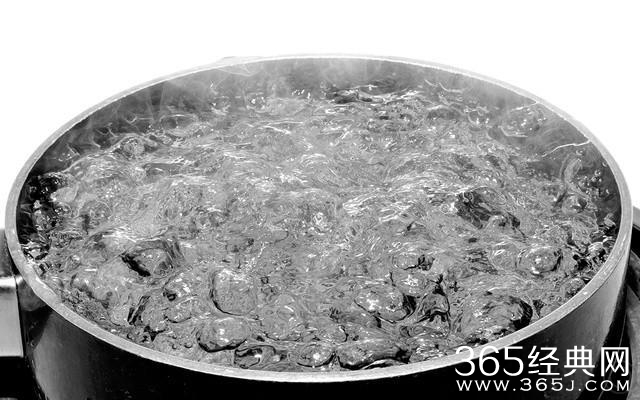 电视剧里生孩子都要用开水？它有什么作用呢