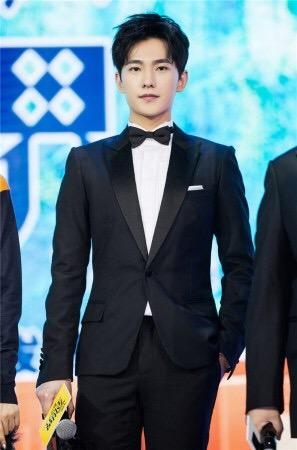 撞衫不可怕谁丑谁尴尬，杨洋和刘昊然撞翻了，网友：个高的好看