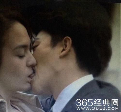 黄轩吻戏伸舌头图片曝光 画面感十足