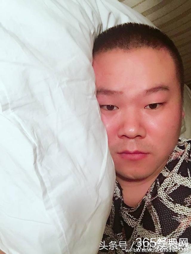 岳云鹏睡前晒自拍点名杨洋，网友：买家秀与卖家秀！