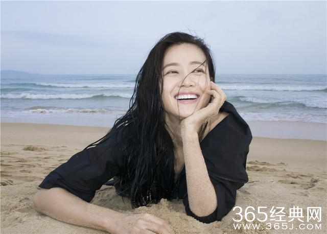 谭卓海滩度假美照曝光 扎麻花辫清纯似少女