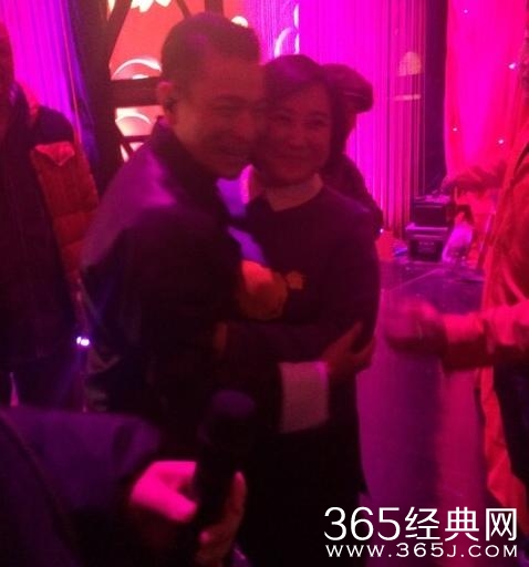 贾玲凌晨四点用刘德华手机发了条微博，不怕天王嫂吃醋吗？